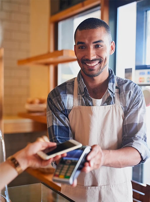 Personne utilisant un terminal de paiement